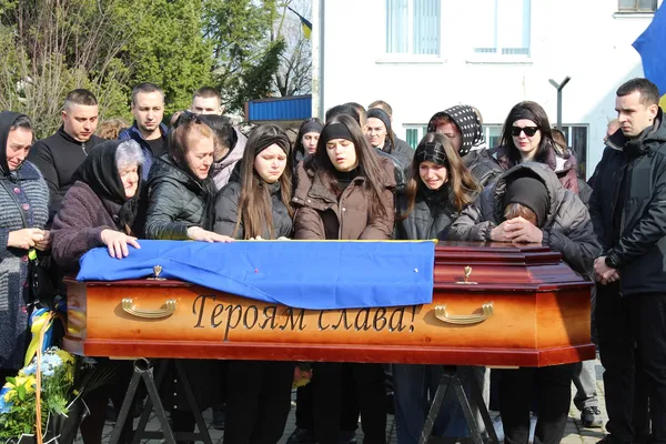 Осиротіли дві доньки: на Волині попрощалися з воїном Володимиром Сасовським (фото)