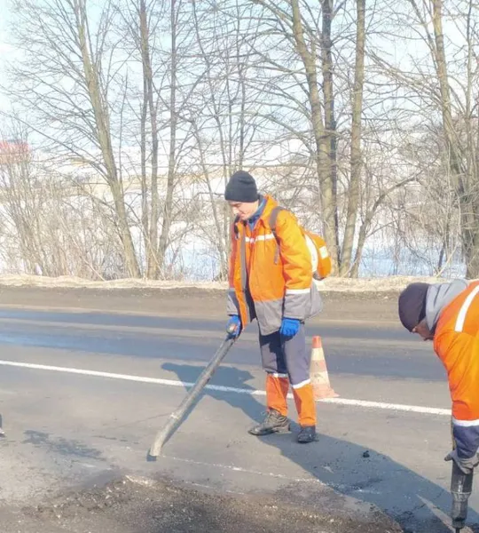 На Волині почали латати розбиті за зиму дороги (фото)
