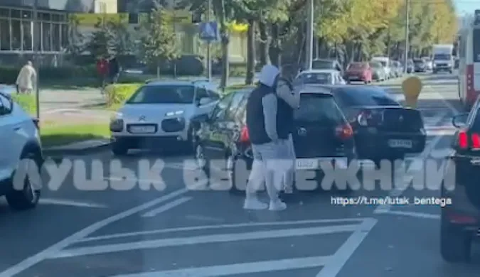 У центрі Луцька – ДТП перед «острівцем безпеки»: на дорозі утворився затор (відео)