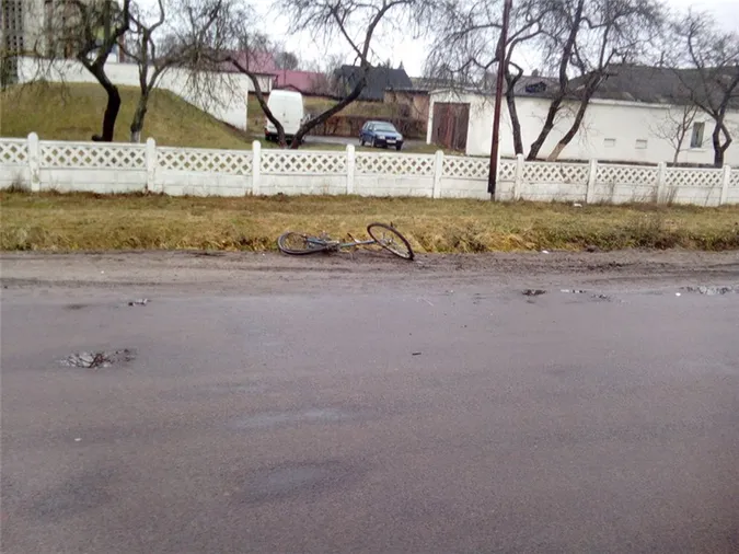Моторошна аварія на Волині: велосипедисту відірвало голову (фото 18+)