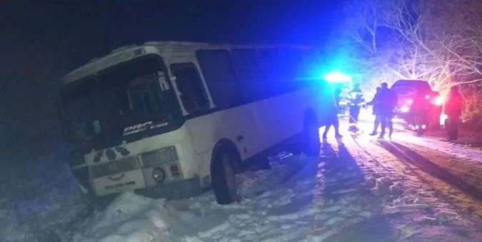 На Волині витягнули зі снігових заметів два автобуси, легковик і вантажівку (фото)