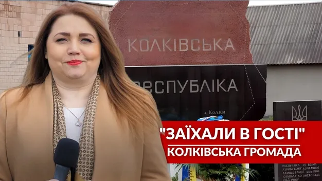 Здійснила мрію чоловіка: художниця з Волині розмалювала в'їздний знак у рідне село (фото, відео)