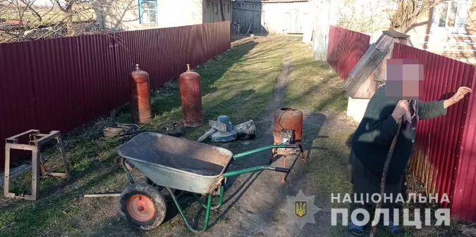У селі на Волині з двору вкрали тачку, корморізку і запчастини до трактора