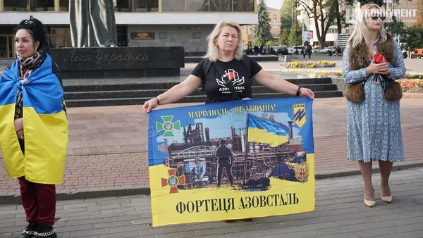 «Волю захисникам Маріуполя»: у Луцьку сім'ї полонених влаштували акцію (фото)