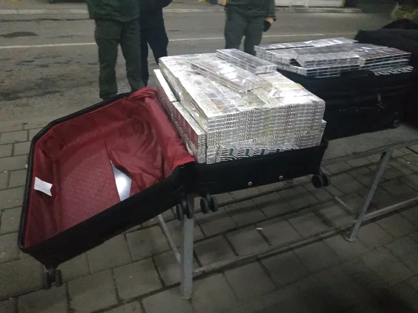 Українські прикордонники «скрутили» дипломата, який віз валізи з цигарками (відео)