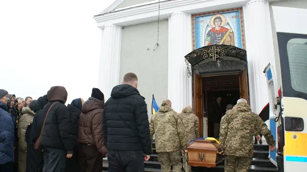 «Віддав своє життя і завдяки йому всі вціліли»: у Рожищі провели в останню путь Анатолія Репша (фото)