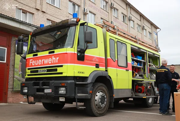 Волонтер із Швейцарії передав луцьким рятувальникам пожежну автоцистерну (фото)