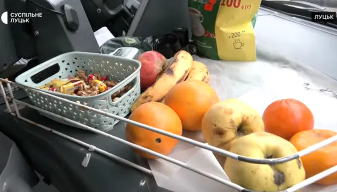 Фрукти, цукерки, горіхи: у Луцьку водій маршрутки роздає гостинці пасажирам (фото, відео)