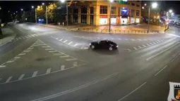 Нічний дрифт: у центрі Луцька кружляв «мерседес» (відео)