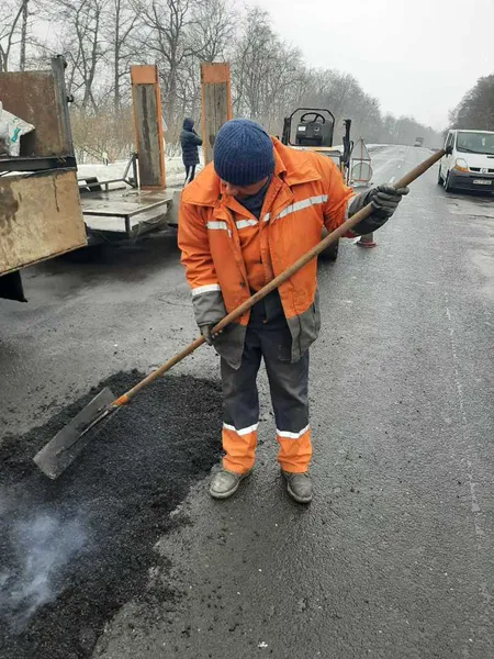 На Волині почали латати розбиті за зиму дороги (фото)