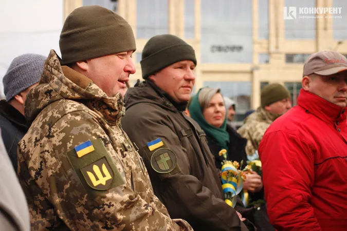 Квіти та сотні людей: у Луцьку вшанували пам'ять героїв Небесної Сотні (фото, відео)