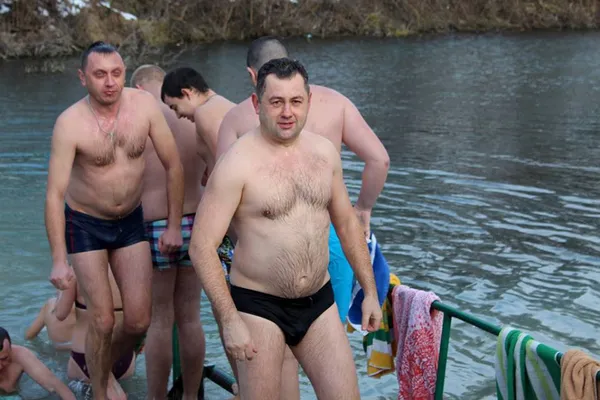 Хто з відомих волинян ризикнув зануритися на Водохреща (фото)