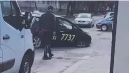 У Луцьку таксі провалилося у відчинений люк (відео)