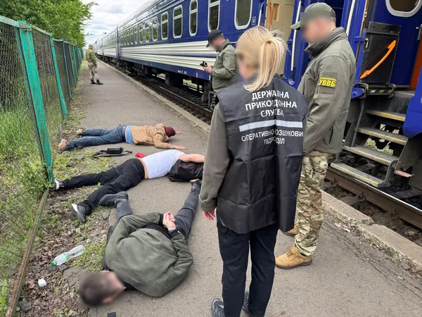 Правоохоронець намагався провезти через «Ягодин» трьох ухилянтів (фото)