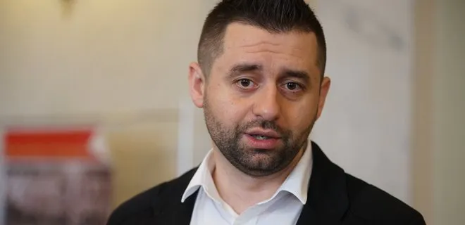 «Будемо розмовляти». Арахамія звинуватив Разумкова в спробі «збити» закон про олігархів
