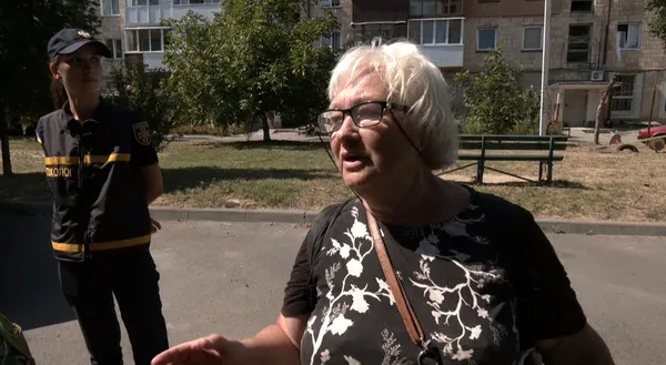 «Я сам вилазив з-під завалів»: що про атаку РФ розповідають жителі багатоповерхівки у Луцьку, куди влучили уламки дрона (відео)