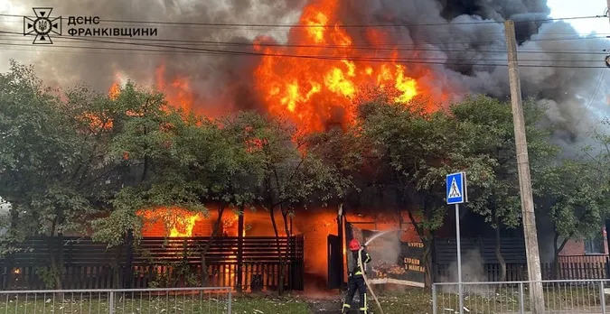У Франківську сталася масштабна пожежа – згорів двоповерховий паб (фото, відео)