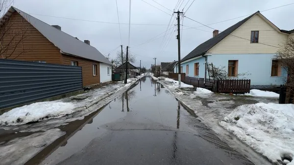 Одна з підтоплених асфальтованих доріг у селищі Маневичі
