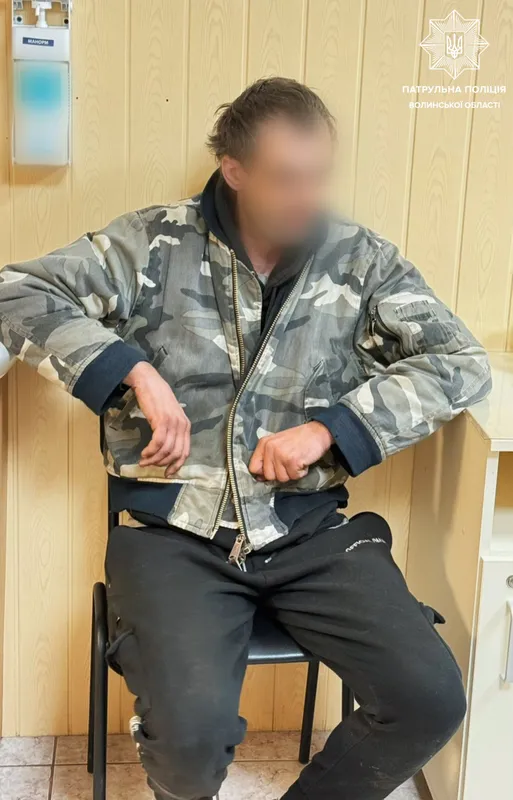 Автівка розбилася вщент: у Луцьку п'яний водій влупився у дерево (фото)