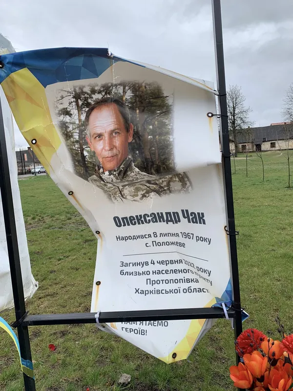 На Волині шквальний вітер понівечив портрети, розкидав лампадки та квіти на Алеї Героїв (фото)