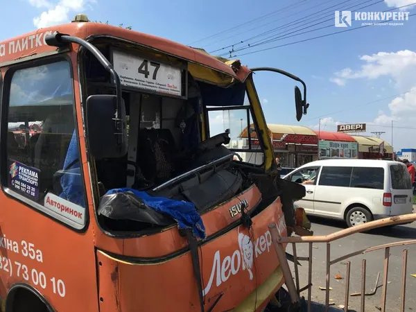 У Луцьку біля Там Таму маршрутка в'їхала в білборд (фото, відео)