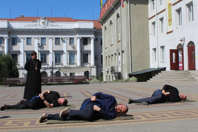Рятівники у рясі: у Луцьку капелани вчаться рятувати не лише душі, а й життя (фото)
