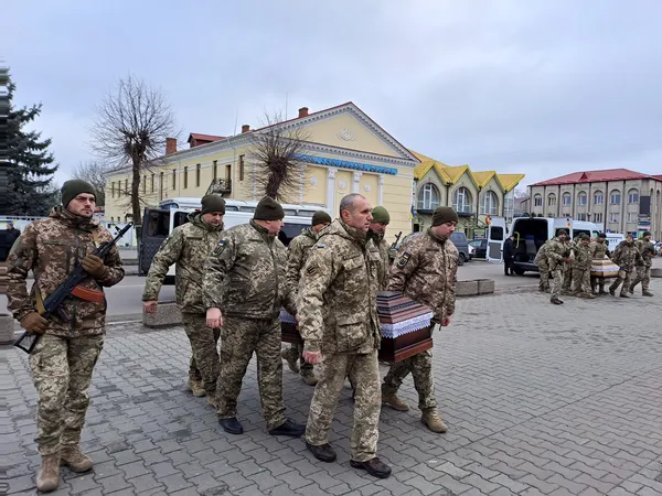 Загинули в один день: волиняни попрощались із Героями Миколою Бобром та Євгенієм Куколою (фото)