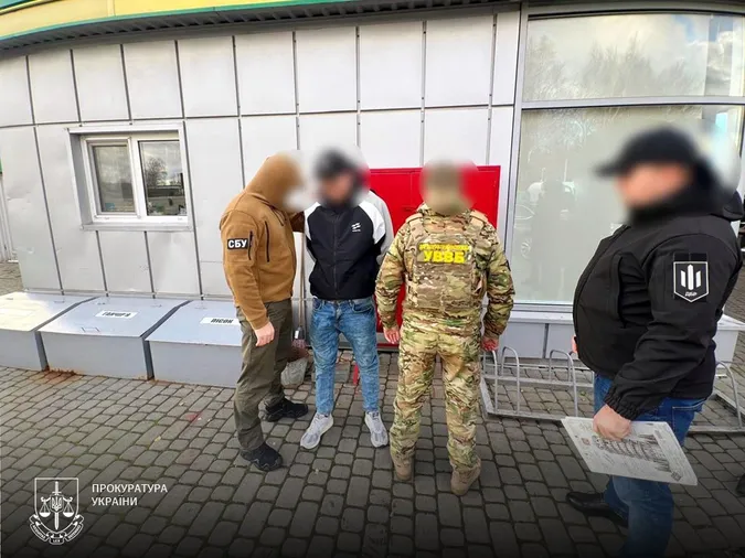 Допомагав переправляти цигарки до Польщі дронами: на Волині затримали прикордонника-хабарника
