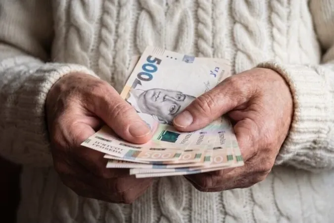 В Україні з нового року уріжуть частину пенсій: кому та як зменшать