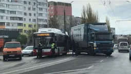 У Луцьку зіткнулися тролейбус і вантажівка (фото, відео)