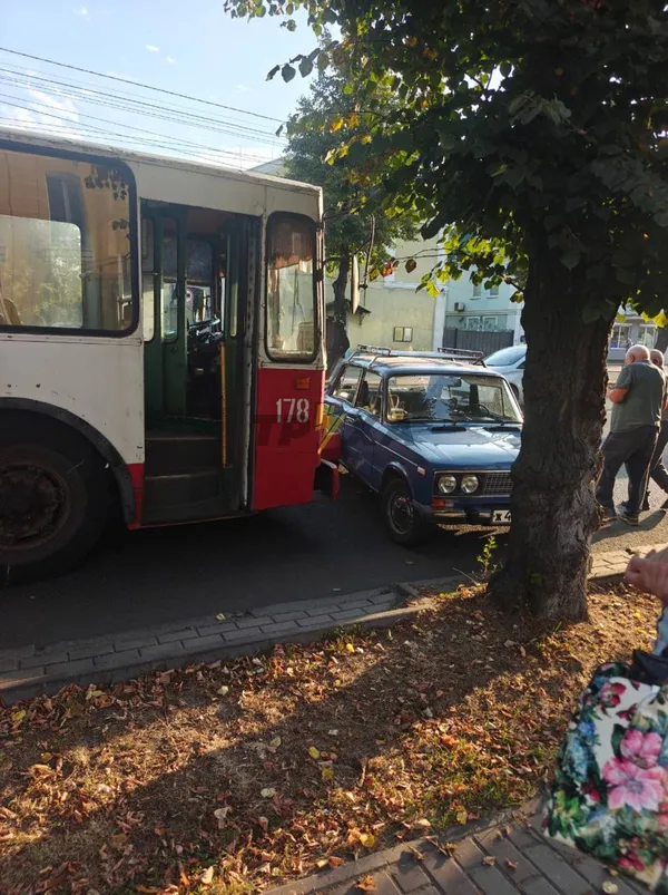 «Жигулі» підрізали тролейбус: у Луцьку – затор на Ковельській (фото)