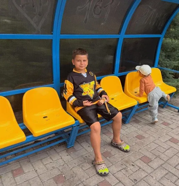 Дружина MONATIK поділилася новими сімейними фото з трьома синами (фото)