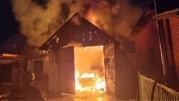У власника – опіки обох рук: на Волині згорів гараж з машиною всередині (фото)