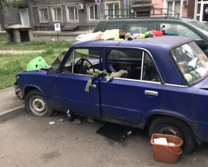 В центрі Луцька бомжі живуть в захаращеному сміттям авто і напрягають місцевих (фото)