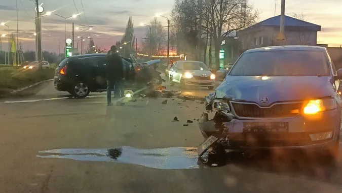 У Луцьку біля заводу «Кромберг» зіткнулися дві автівки (фото)