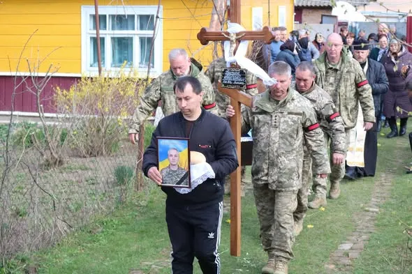 Життя присвятив порятунку інших: на Волині попрощалися з Героєм Олександром Батурою (фото)