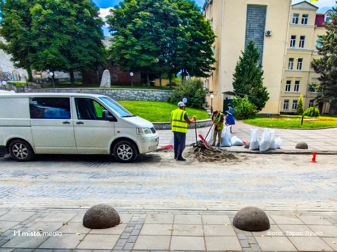 У центрі Луцька бруківку рятують, бо вона «ходить» (фото)