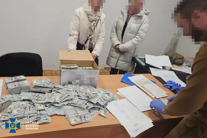 Допомагав ухилянтам: в ексочільника ВЛК Чернігівщини знайшли майже мільйон доларів (фото)