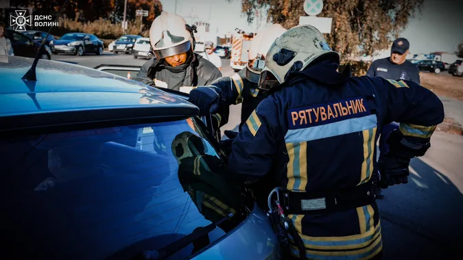 Людину затиснуло всередині: у Луцьку на Рівненській – аварія (фото)