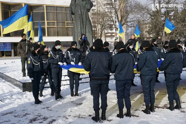 Свято єднання: у Луцьку розгорнули довжелезний стяг у День Соборності (фото, відео)