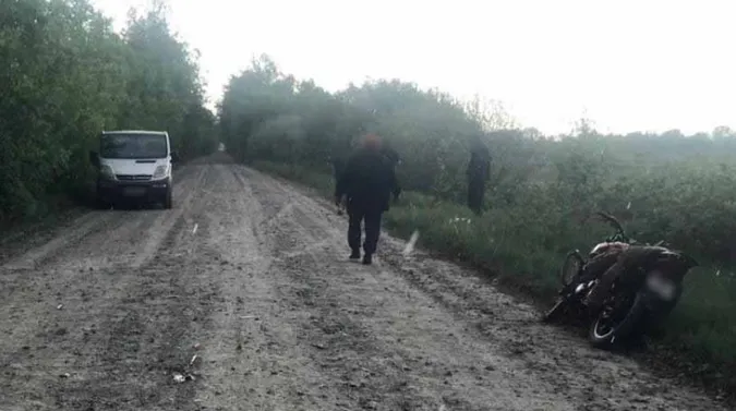 На Волині мотоцикліст злетів з дороги: чоловік отримав важкі травми (фото)