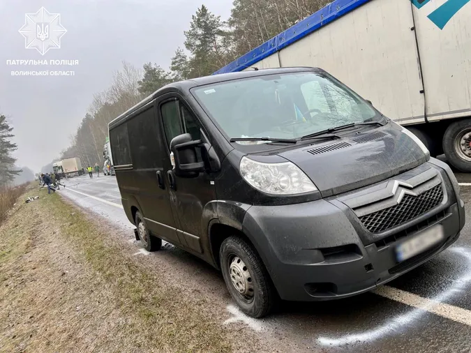 Легковик – знищений, але люди живі: під Ковелем сталась автотроща (фото, відео)