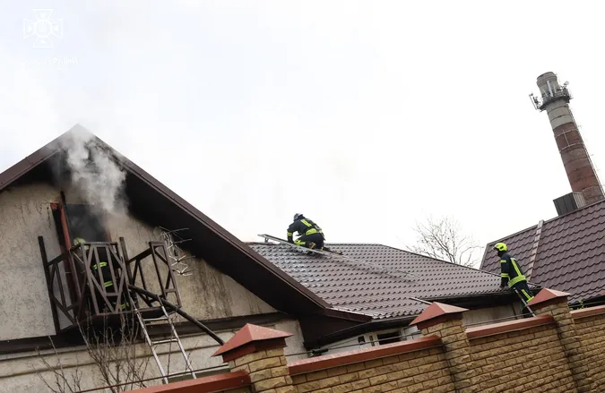 У Луцьку горів дах житлового будинку (фото, відео)