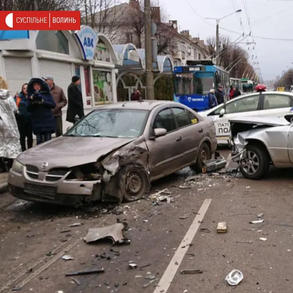 У Луцьку «мерс» в'їхав у таксі: постраждала пасажирка (фото)