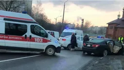 Відірвані номери, зігнуті капоти: у Луцьку зіткнулися два легковики
