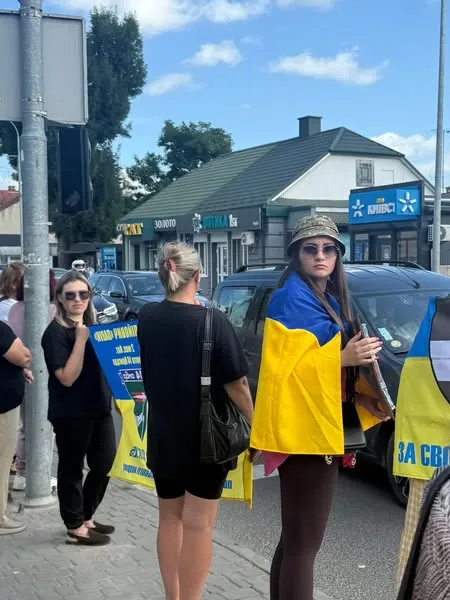 У Володимирі влаштували автопробіг та мирну акцію на підтримку полонених і зниклих безвісти (фото)
