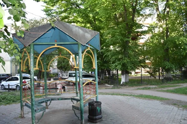 Сквер на місці квіткового ринку в Луцьку оновлять до липня (фото) 