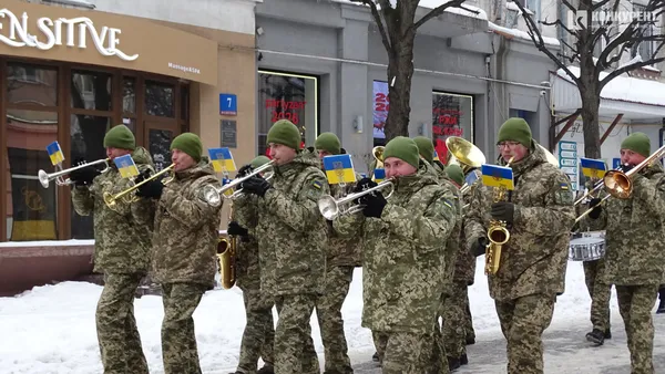 День Соборності у Луцьку: люди утворили ланцюг єдності (фото)
