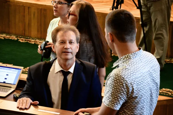 Незвично, але засідання призначили на 12:00. і багато депутатів заздалегіть прийшли до зали. Зокрема, Сергій Леонтьєв, який поцікавився ,скільки він винний за фотографію...