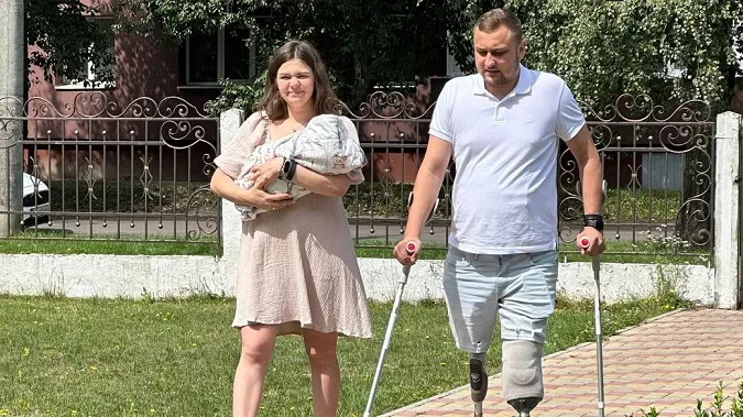 Зворушливо: військовий з Волині, яикй вчиться ходити на протезах, забрав сина і дружину з пологового (фото, відео)